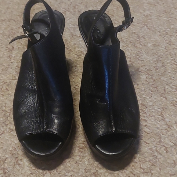 Sz 7 black leather wedges - Picture 3 of 3
